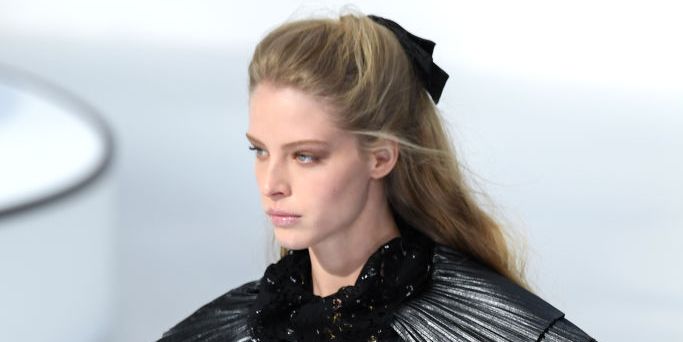 Chanel ramène les cheveux à moitié relevés – et ils ont l'air plus chics que jamais