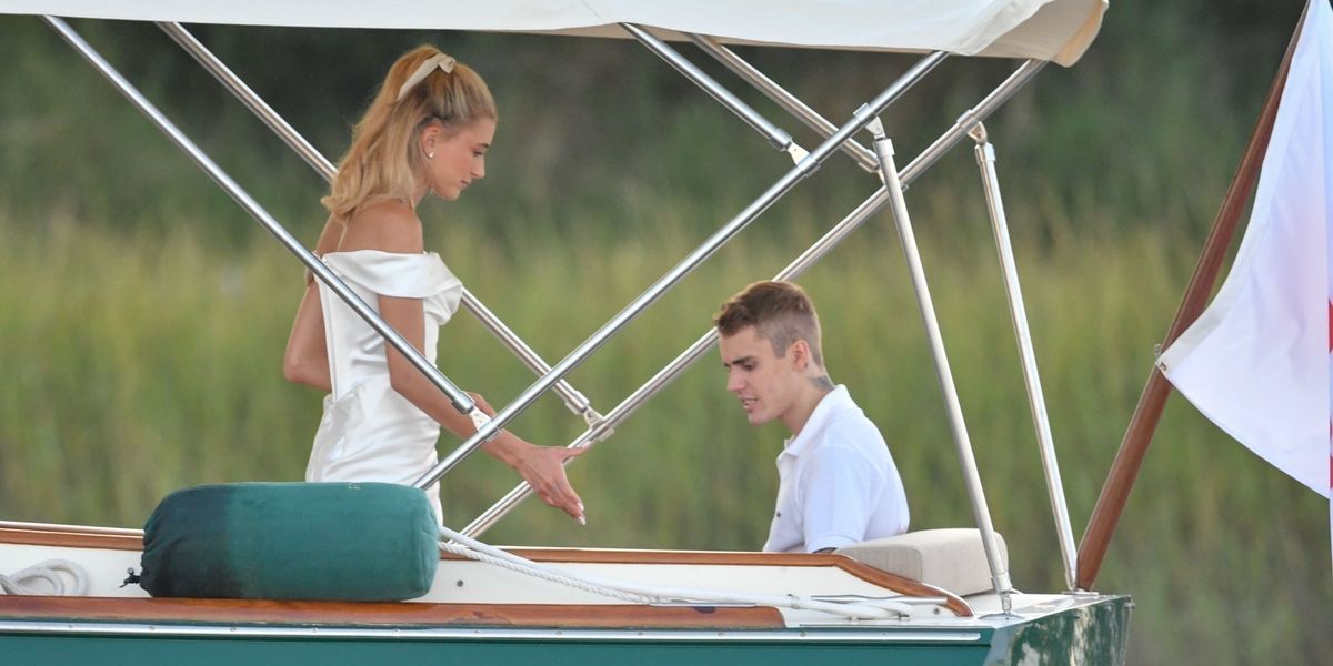 Hailey Bieber portait l'accessoire de cheveux de mariée parfait pour son dîner de répétition de mariage