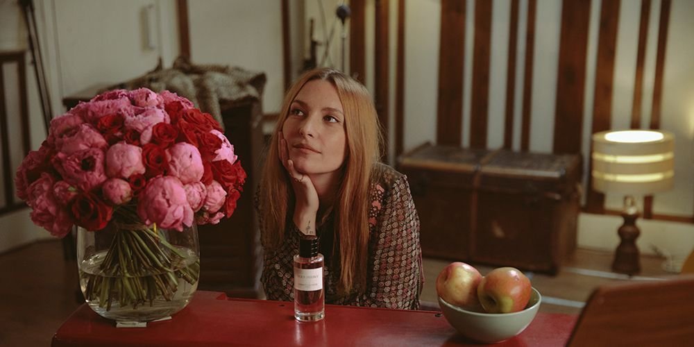 Joséphine de La Baume explique l'élégante nonchalance de la beauté française