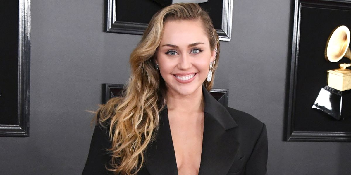 Miley Cyrus a dévoilé un nouveau « lob » blond controversé