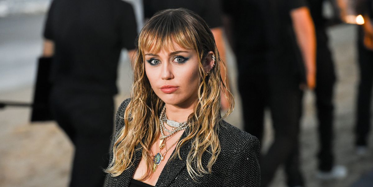 Miley Cyrus se fait couper les cheveux au mulet en isolement