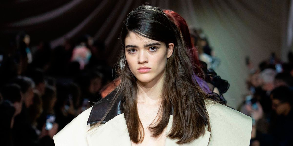 Pourquoi les cheveux par temps chaud sont la dernière tendance de la semaine de la mode