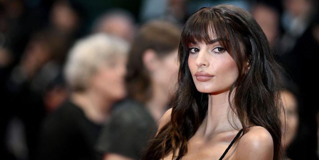 Emily Ratajkowski fait ses débuts avec une nouvelle frange sur le tapis rouge cannois