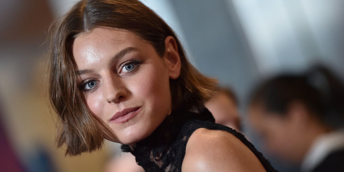 Emma Corrin vient de faire ses débuts avec les cheveux blonds platine