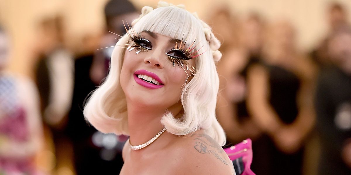 Lady Gaga félicitée pour ses images non retouchées dans sa première campagne de marque de beauté