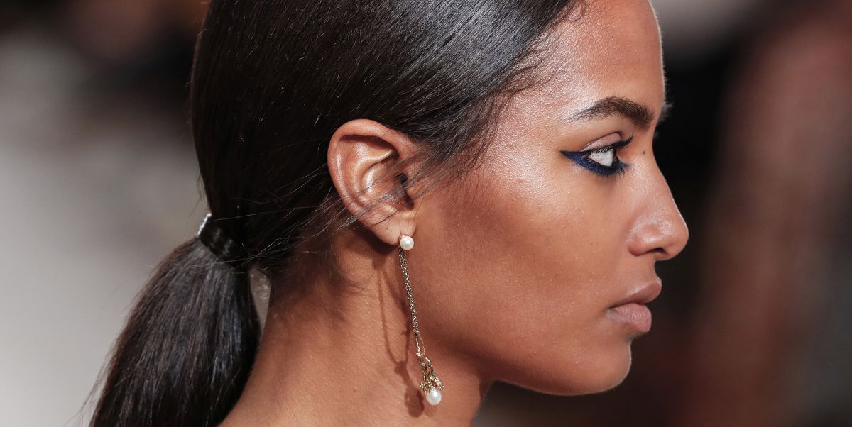 Laissez la queue de cheval polie de Dior être votre style de retour au travail par défaut