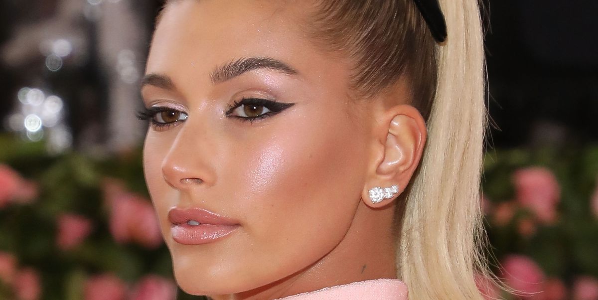 Le moyen le plus simple de maîtriser l'eye-liner pour les yeux de chat, par la maquilleuse Met Gala de Hailey Bieber