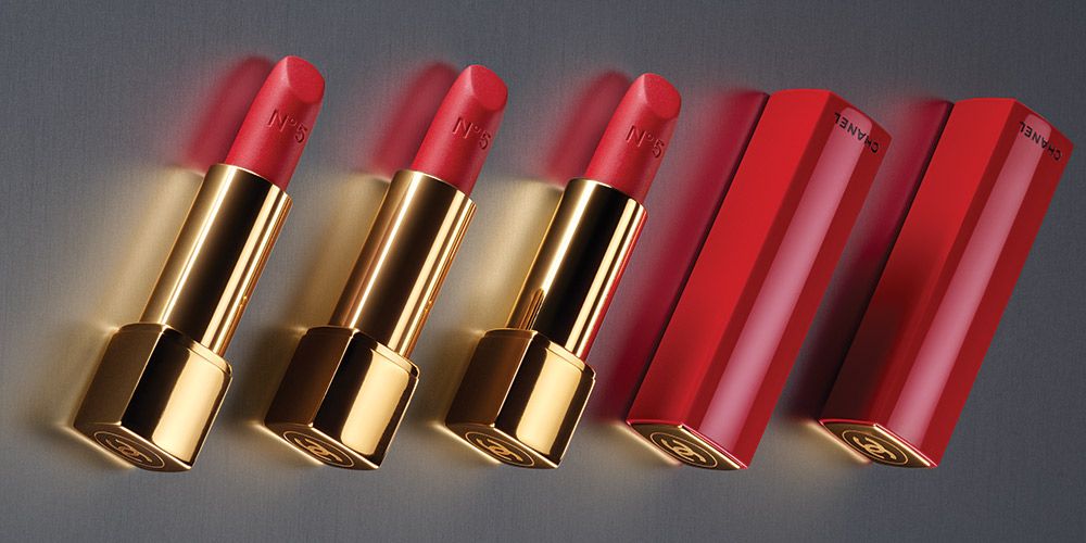 Le rouge à lèvres N°5 de Chanel est la chose la plus chic que vous achèterez cette saison des fêtes