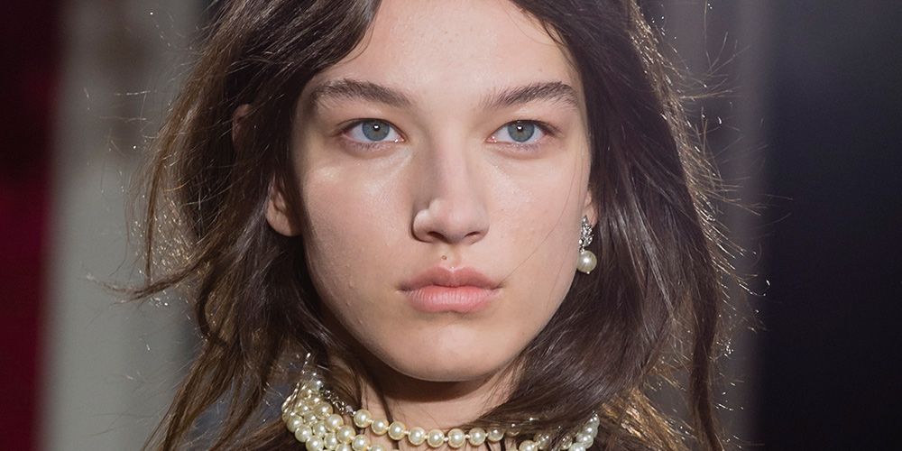 Les astuces pour réussir le maquillage (littéral) sans maquillage chez Galliano