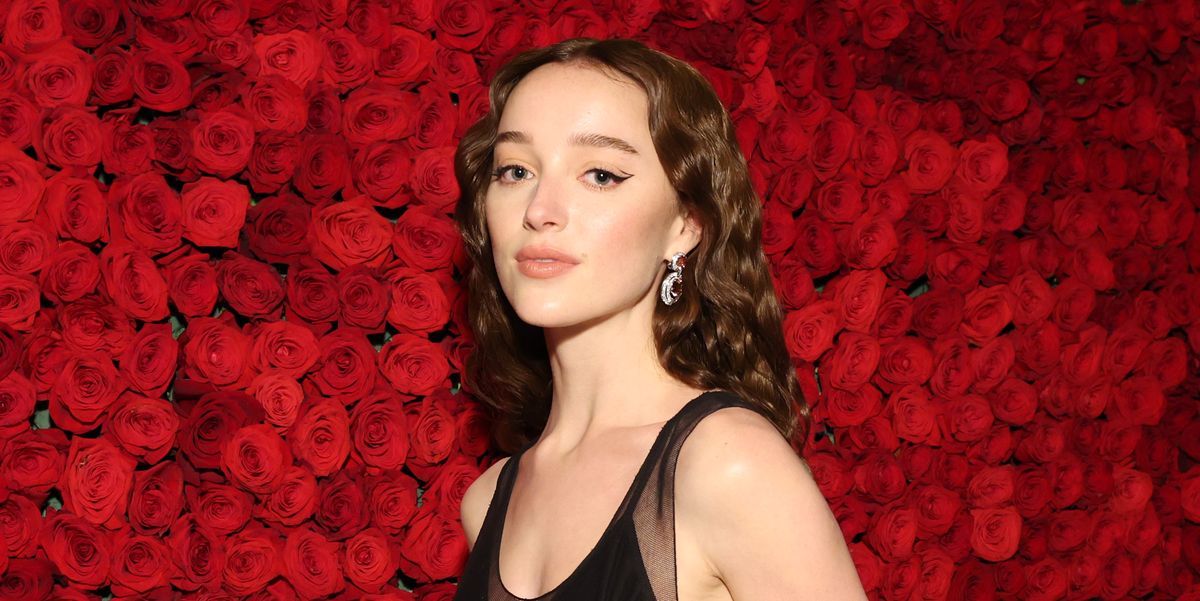 Phoebe Dynevor a présenté ses nouveaux cheveux bruns au Met Gala