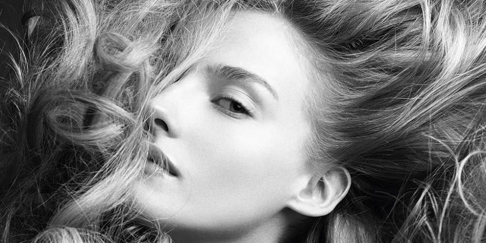 Pourquoi utiliser un sèche-cheveux est en fait meilleur pour vos cheveux que le séchage à l'air