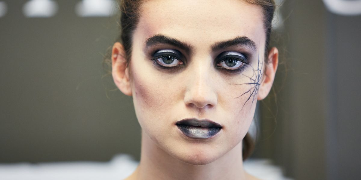 Un simple guide étape par étape pour un maquillage effrayant d'Halloween