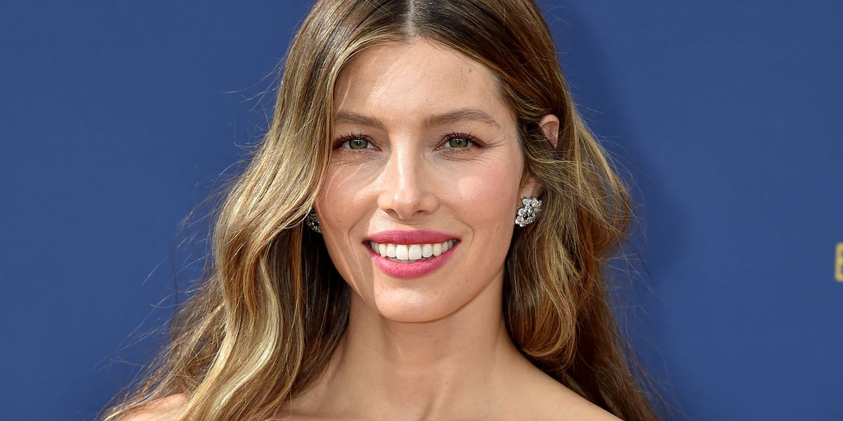 Voici exactement comment obtenir le look beauté romantique de Jessica Biel aux Emmy Awards 2018