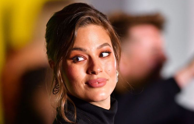 Ashley Graham démontre son hack astucieux pour repulper les lèvres