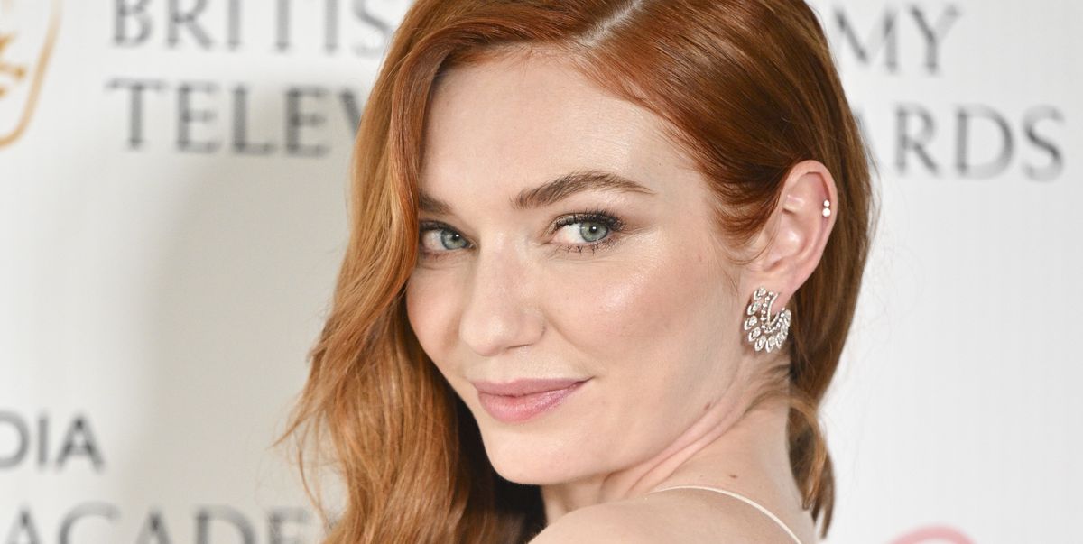 Eleanor Tomlinson partage sa routine beauté sur le tapis rouge