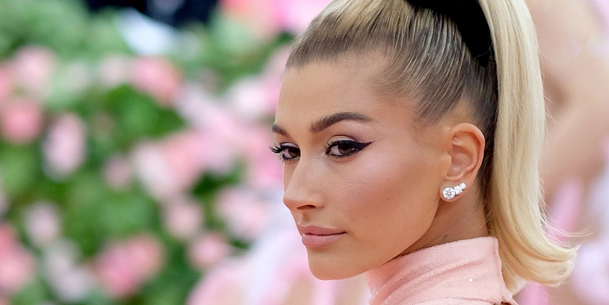 Hailey Bieber semble méconnaissable avec des sourcils décolorés