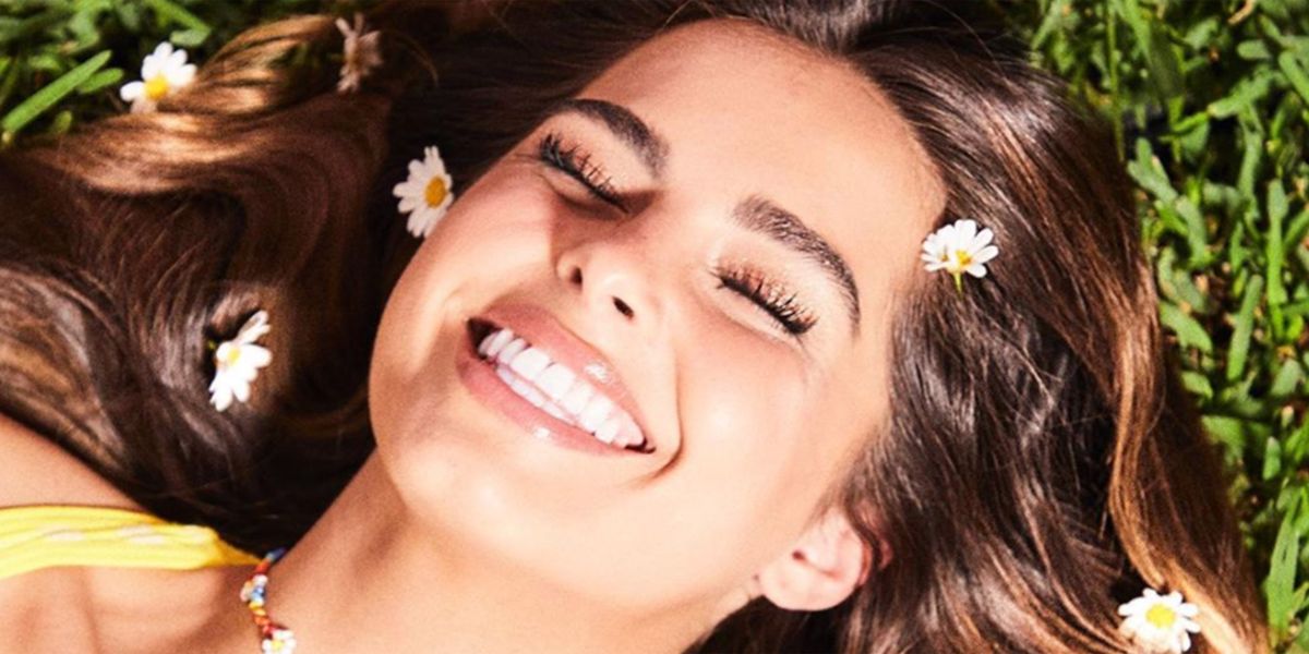 La star de TikTok Addison Rae a lancé sa propre marque de beauté, Item Beauty