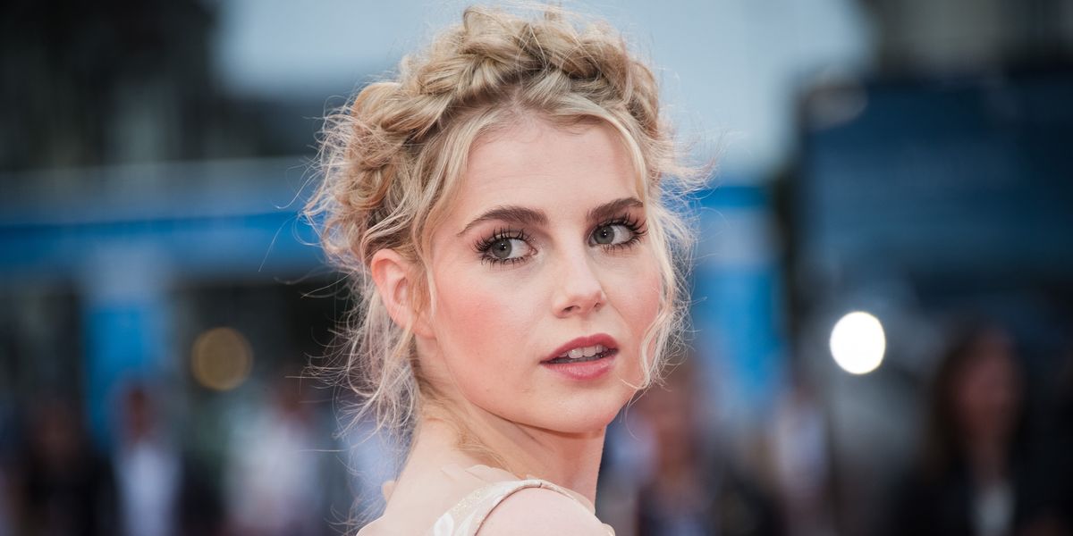 Lucy Boyton a utilisé un tatouage facial dans son dernier look expérimental