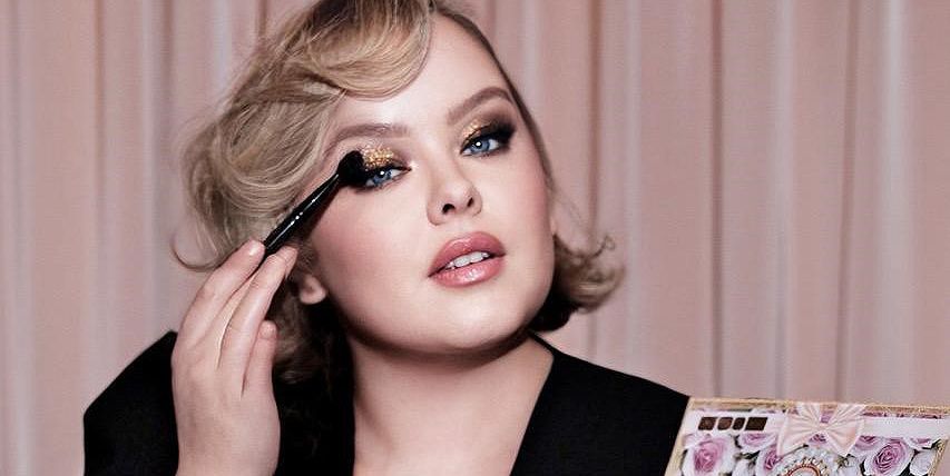 Nicola Coughlan parle des secrets de beauté de Bridgerton et devient la nouvelle muse de Pat McGrath
