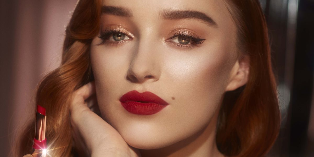 Phoebe Dynevor décroche son premier rôle beauté en tant qu'ambassadrice de la marque Charlotte Tilbury