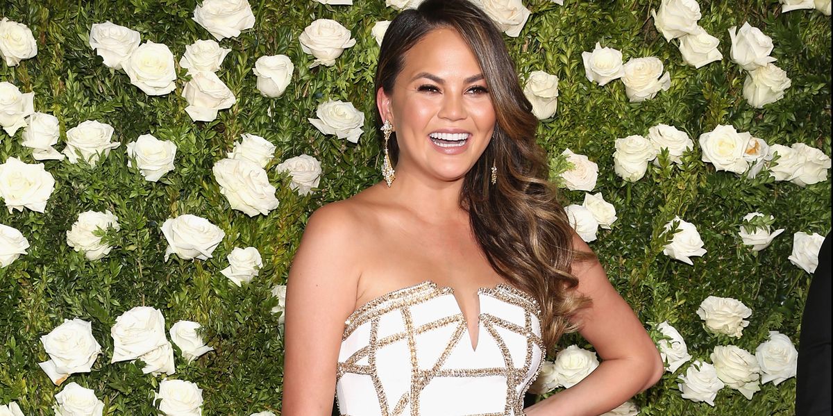 Chrissy Teigen subit une chirurgie esthétique pour retirer des implants mammaires