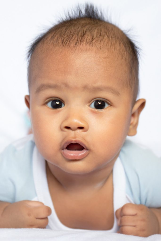 Mon bébé ne dormira que dans mes bras - Blog d'activités pour enfants - bébé bien éveillé regardant la caméra