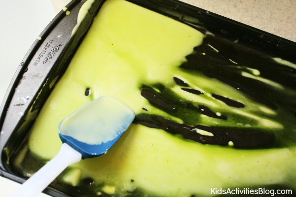 activités sensorielles Faites de l'art avec du bicarbonate de soude et du vinaigre - à quoi cela ressemble-t-il lorsque vous ajoutez plus de vinaigre et que vous le remuez avec une spatule sur la plaque à pâtisserie - désordre visqueux vert - Blog d'activités pour enfants