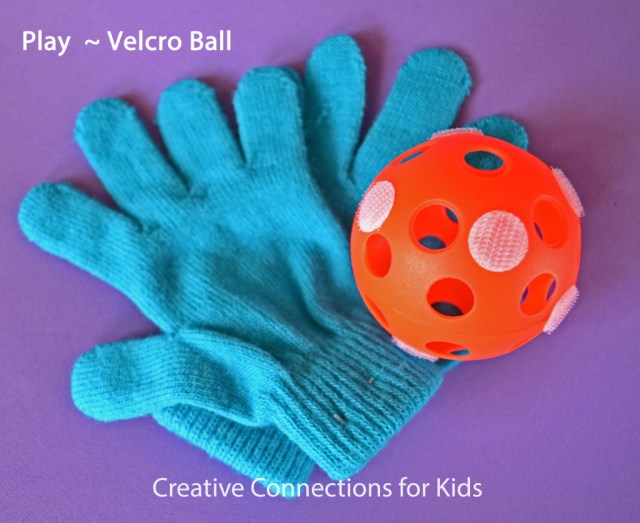 ensemble de balles velcro faites maison pour un jeu amusant de Creative Connections pour les enfants