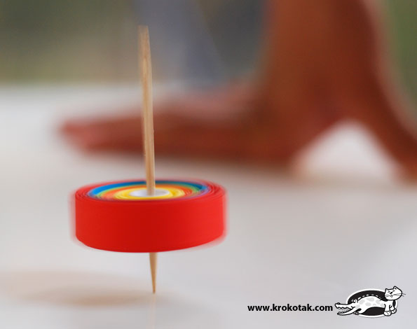 Le jouet à toupie de krokotak est un cadeau amusant pour les enfants d'âge préscolaire