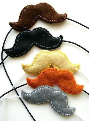 les moustaches en feutre sont des jouets de déguisement et de déguisement idiots qui peuvent être fabriqués à la maison