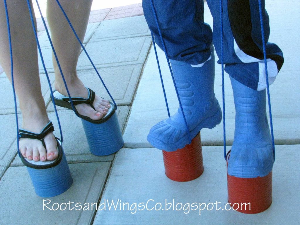 deux ensembles de jouets sur pilotis fabriqués avec de la ficelle de Roots and Wings