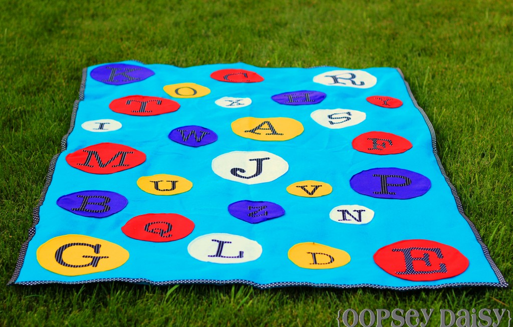 Tapis de jeu géant fait maison par Oopsey Daisy Blog