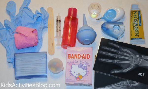 faire semblant de jouet de médecin pour les enfants d'âge préscolaire montré avec des fournitures du blog d'activités pour enfants