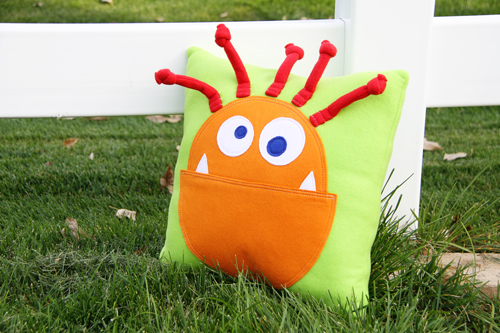 Oreiller jouet monstre fait maison pour les enfants de 3 ans de We All Sew