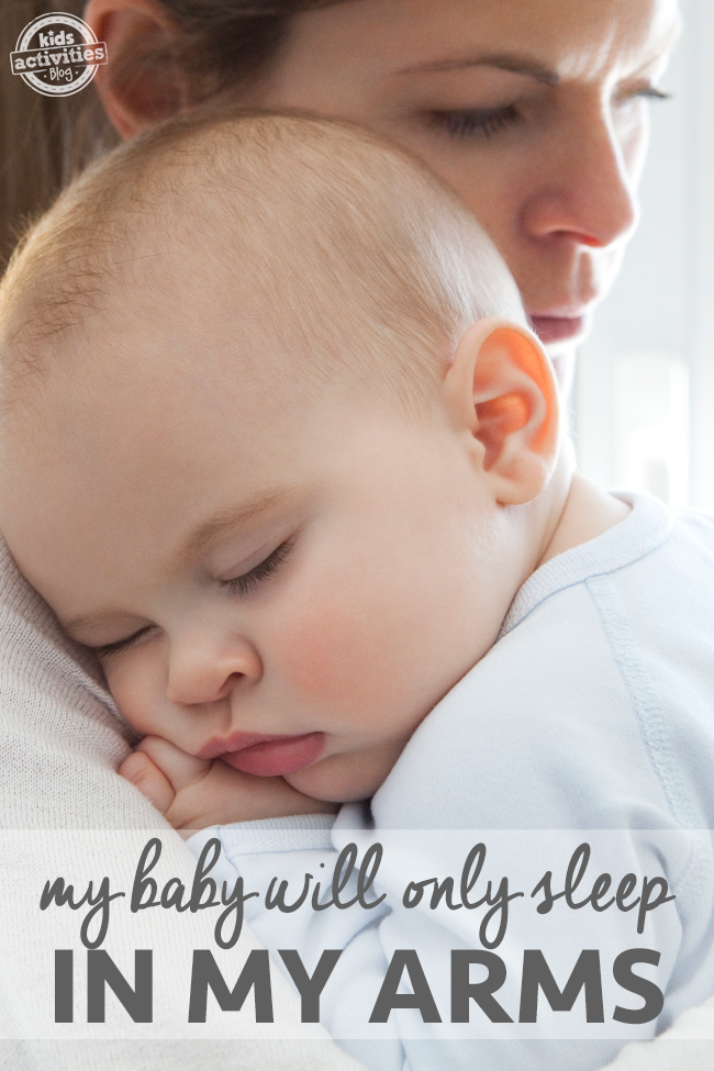 Mon bébé ne dormira que dans mes bras - maman et bébé endormi sur son épaule