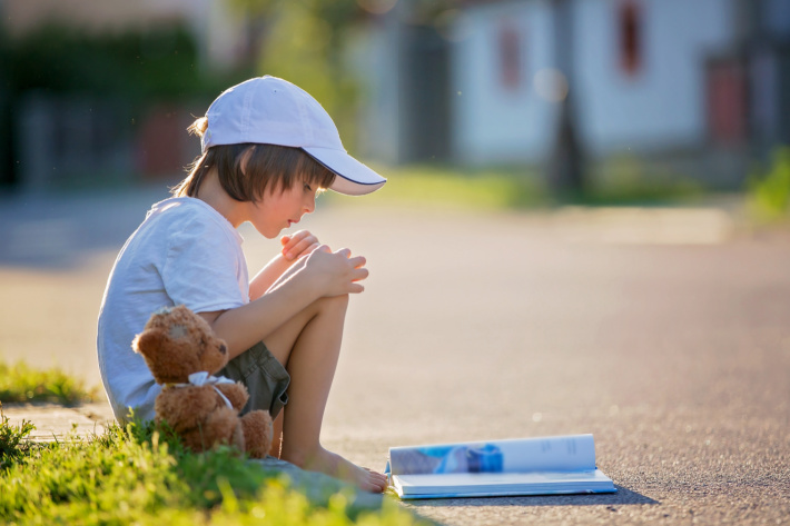Enfants lisant dehors avec un ours en peluche - Kids Activities Blog