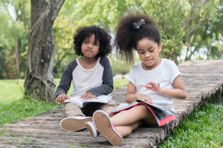 Lire un livre à bébé - blog activités enfants