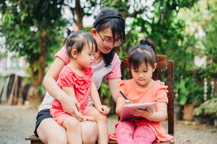 famille lisant ensemble - Blog d'activités pour enfants - deux jeunes enfants d'âge préscolaire et tout-petits lisant avec maman