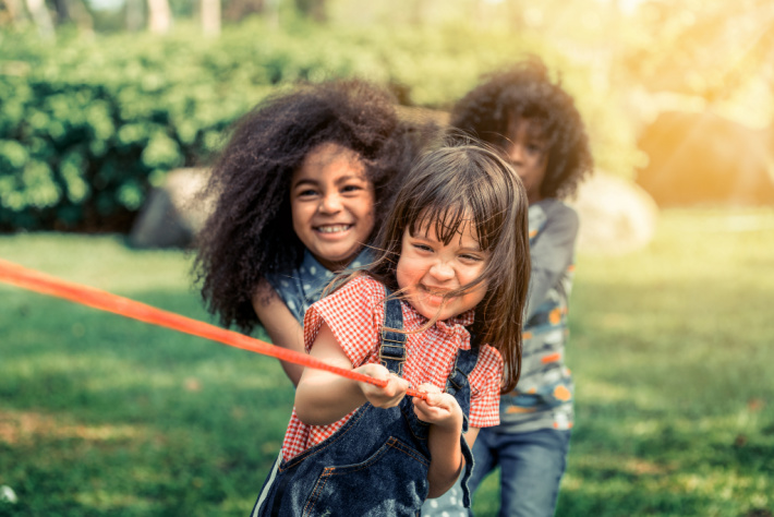 Enfants tirant sur une corde - Force de la main - Blog d'activités pour enfants