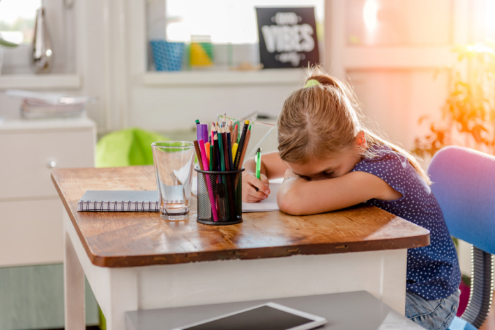 Fille fatiguée d'écrire au bureau à la maison - Blog d'activités pour enfants