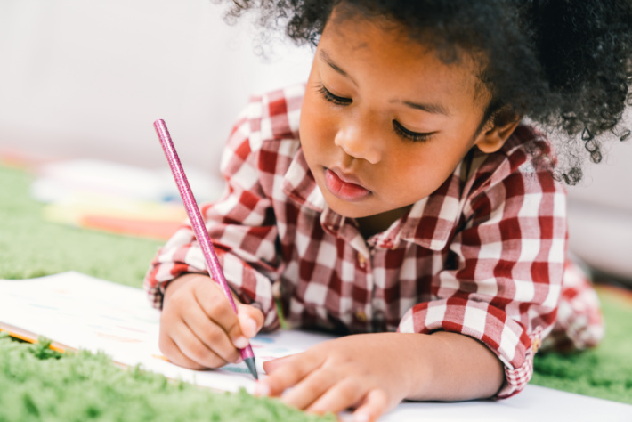 Jeune enfant tenant correctement un crayon - Kids Activities Blog