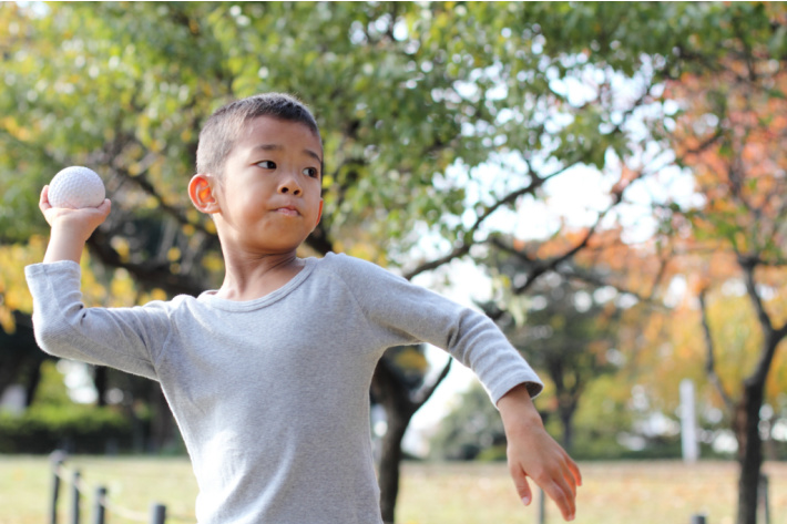 Enfant lançant une balle au-dessus de la tête - stabilité des bras - Kids Activities Blog