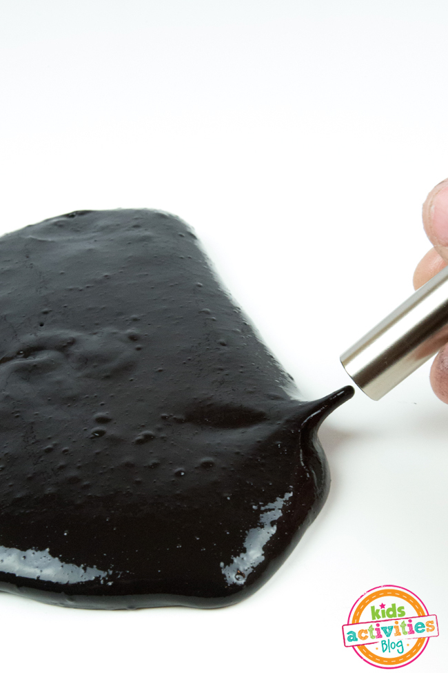 Fini Creepy Crawly Magnetic Slime - aimant tirant une partie de la boue du milieu