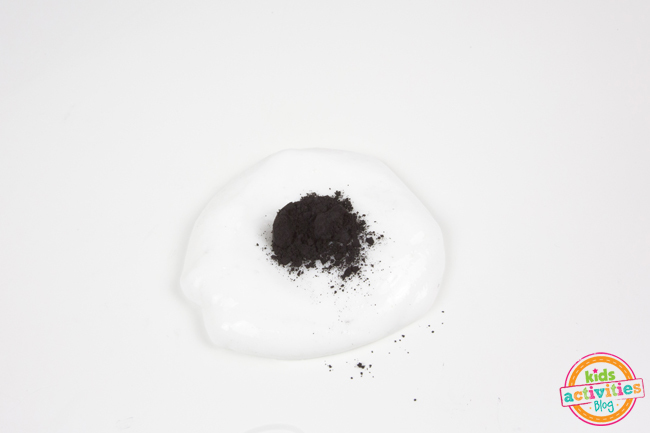 Étape 3 - DIY Magnetic Slime - boule de slime blanche avec de la poudre d'oxyde de fer sur le dessus