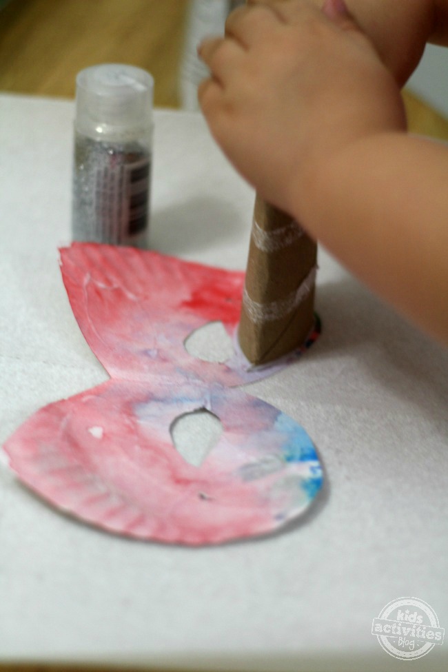 Masques en assiette en papier Craft - Masque en assiette en papier avec du rouge, du vert, du bleu et des étincelles 