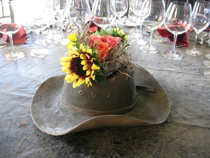 chapeau-de-cowboy-vase-fleurs-pays