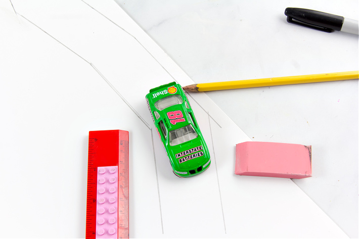 Étape 1 - comment dessiner une piste de voiture pour les voitures d'allumettes pour enfants