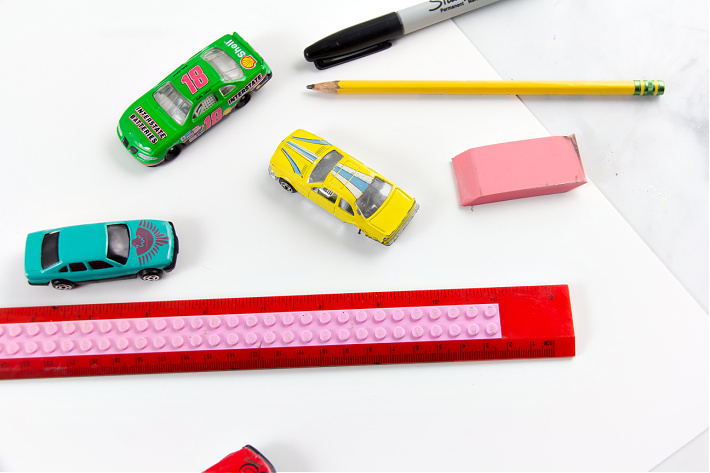 fournitures nécessaires pour fabriquer un tapis de jeu de labyrinthe routier pour les enfants