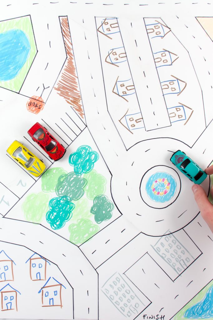 dessin labyrinthe des rues d'une ville finies et vues d'en haut avec des voitures conduisant à la main le long du labyrinthe des routes - Kids Activities Blog