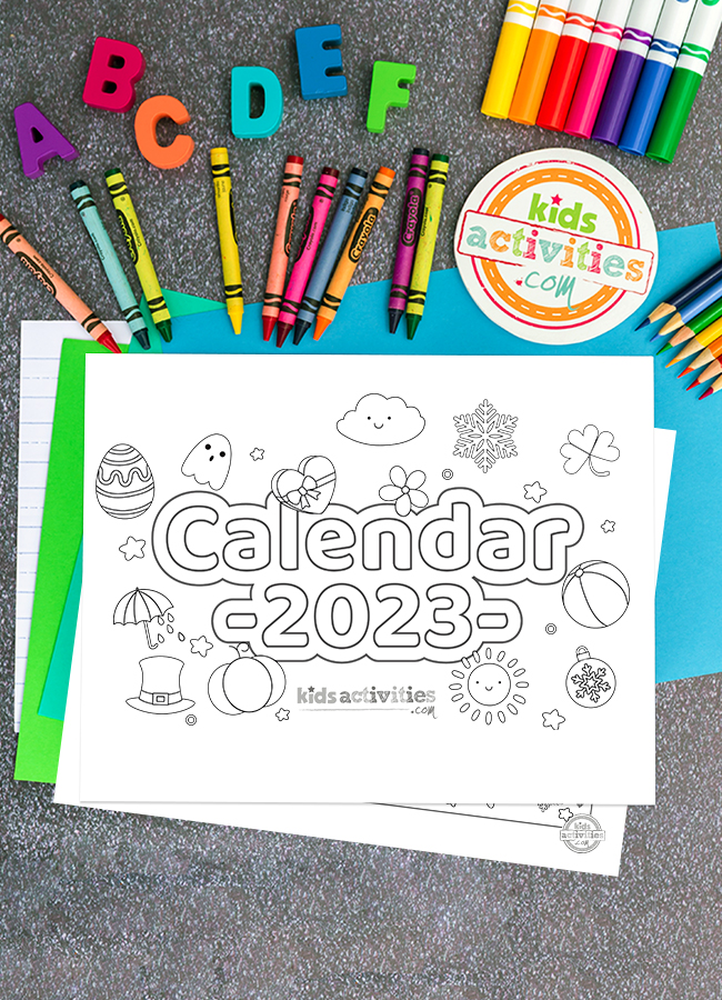 Calendrier 2023 Coloriage Fichier PDF sur fond gris avec du papier, des crayons, des crayons - Blog d'activités pour enfants